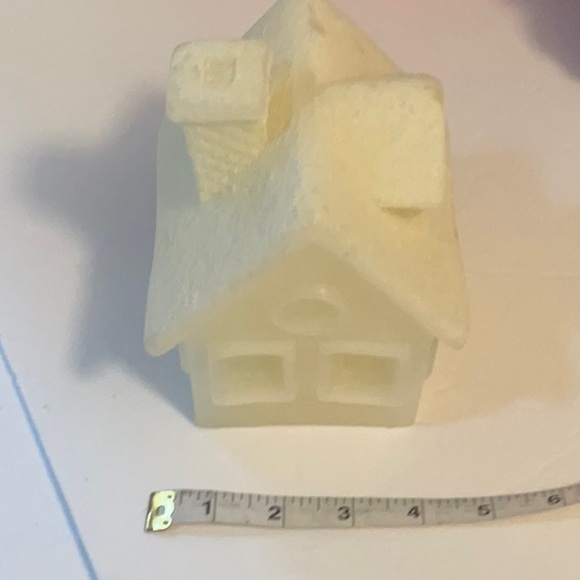 UNBRANDED SOLID CANDLE MADE INTO A HOUSE NWOT - Picture 5 of 8